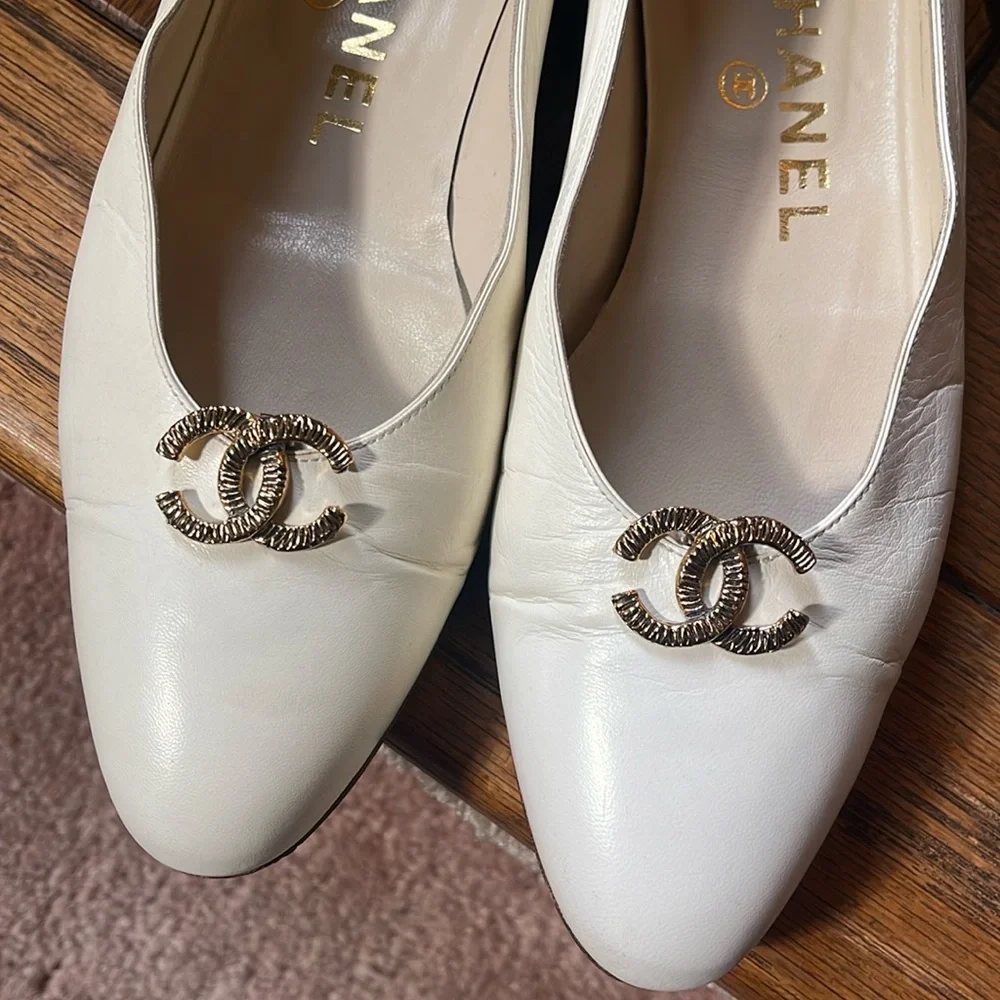 CHANEL Vintage Off-White Leather Flats 6 - Picture 3 of 10